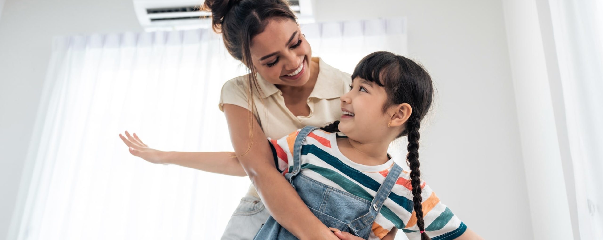 Famiglia si gode il fresco in casa con climatizzatore Vaillant